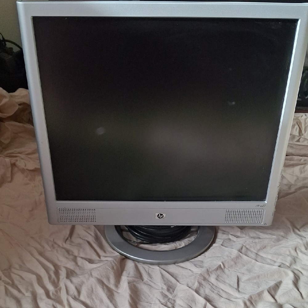 HP Silver LCD Desktop Monitor with Built-In Speakers - Picture 1 of 4